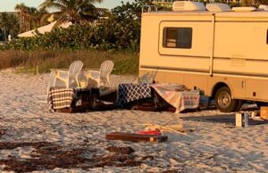Hey Deerfield Beach City Government Why Is This Mobile Home Parked On The Beach